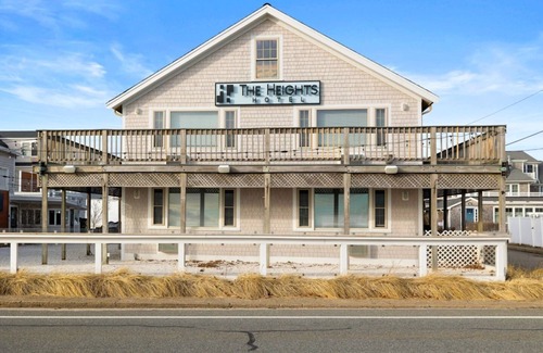 Falmouth Heights Apartment | Steps to Ocean: Cozy 2 Double Bed Stay with Deck