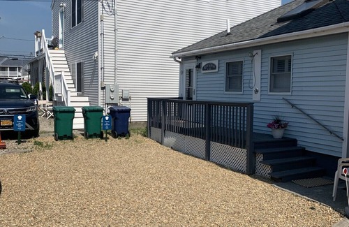 Hampton Cottage | Steps to sand! Cozy cottage on 1 of the 6 sts. on the ocean side. “The Island”