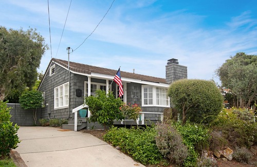 Del Mar Cottage | Steps to Sand, Surf and Turf in Del Mar Beach Colony. Ideal race season rental.