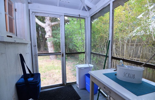 The Pines Cottage | STEPS TO THE BEACH -ADORABLE 1 BR Cottage-9 Park Ave Rear, Rehoboth Beach, DE