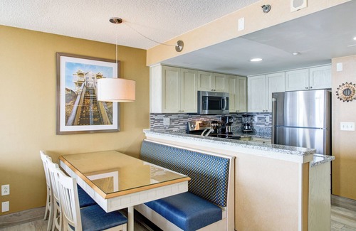Northeast Virginia Beach Resort | Steps to the Beach! Spacious Unit, Pool, Restaurant