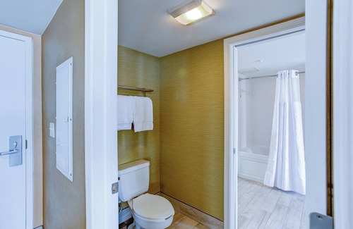 Northeast Virginia Beach Resort | Steps to the Beach! Spacious Unit, Pool, Restaurant