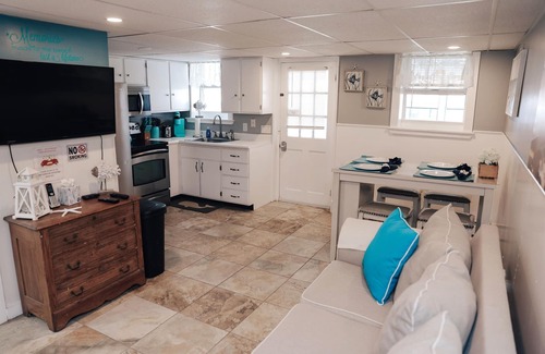Salisbury House | 🏖️Steps to the BEACH Cute &Cozy home Oceanside with Marsh Views only w/A/C &1 PRK☀️