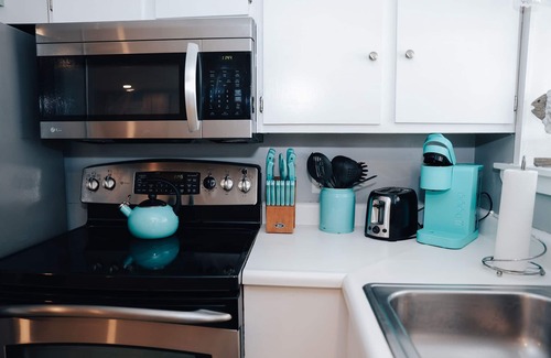 Salisbury House | 🏖️Steps to the BEACH Cute &Cozy home Oceanside with Marsh Views only w/A/C &1 PRK☀️