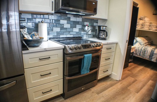 Vanderbilt Beach Condo | Steps to the beach! Enjoy Vanderbilt beach and rooftop pool! Walk to Mercato!