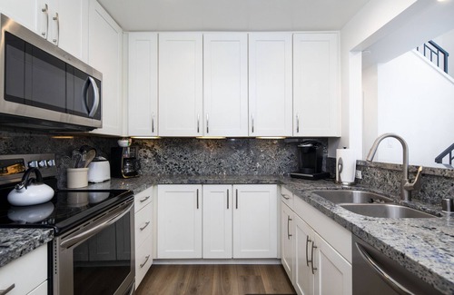Del Mar Condo | Steps to the Beach, Park, Shops & Restaurants At 18th St DEL MAR BEACH COLONY