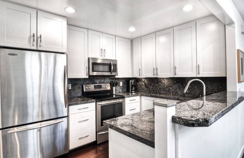 Del Mar Condo | Steps to the Beach, Park, Shops & Restaurants At 18th St DEL MAR BEACH COLONY