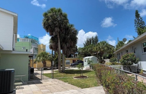 Siesta Key Village Apartment | Steps to the ⭐ Beach, Short Walk to the Village