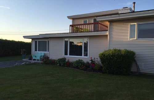 Falmouth House | Steps To The Beach. Walking Distance To All Falmouth Has To Offer