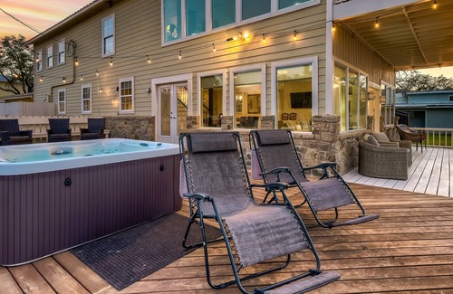 Hudson Bend House | Steps to the Lake with Private Hot Tub, Stunning Sunsets