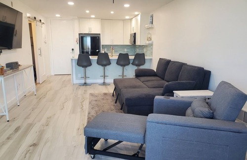 Oceanside Apartment | Steps to the Sand: Sleek, coastal beach condo