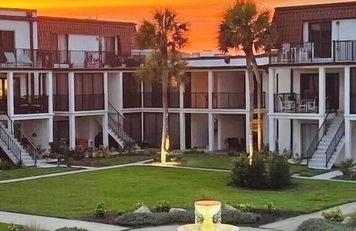 Jacksonville Beach Condo | STEPS TO THE SAND 🦩🏄‍♀️🏝 2 WEEK MINIMUM
