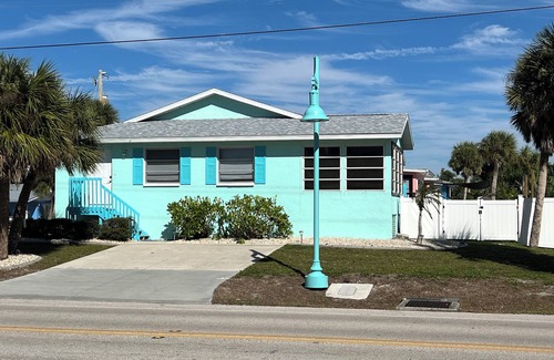 Englewood House | STEPS TO BEACH & STEPS TO BAY & WATCH DOLPHINS! 3 MIN WALK TO RESTAURANTS