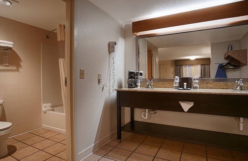 Carlsbad Hotel | Stevens Inn a Howard Johnson by Wyndham