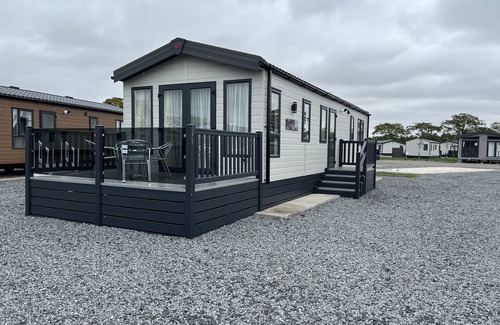 St. Andrews Cottage | Stewart Resort Lodge 21 is a luxury lodge that sleeps 4 guests in 2 bedrooms