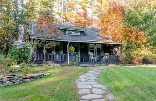 Yulan Cabin | Sticks & Stones - Whimsical Escape near Barryville