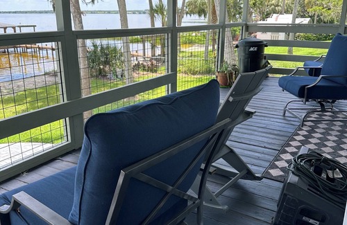 Frostproof House | Stilt House on the Shore at Lake Reedy