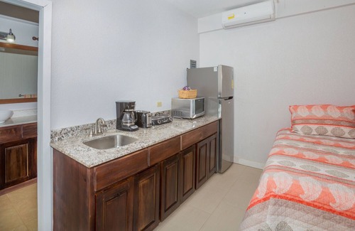 Antoneys Cay Apartment | Sting Ray at Sea Scape, studio with huge pool + amazing views