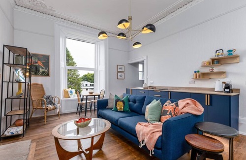 Stirling Apartment | Stirling Retreat - Quirky Décor, Fireplace & Charm