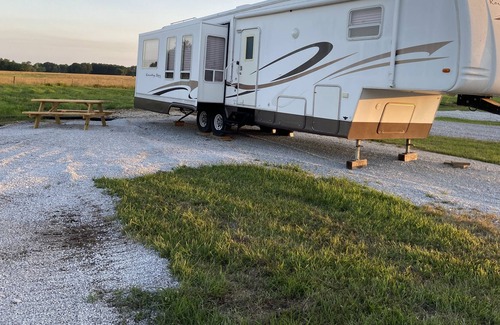 Clinton House | Stocked 4 seasons 5th wheel near Truman Lake in beautiful new campground