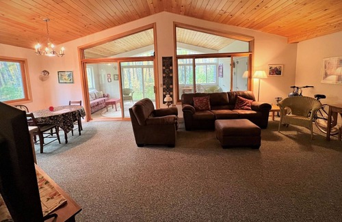 La Pointe House | Stolen Oaks - Cottage with All-seasons Porch, located near the Airport!