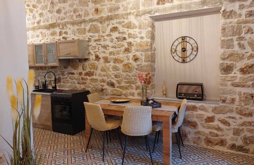 Preveza House | Stone-built 80 m2 2bedroom villa in Preveza center with private garden & Parking