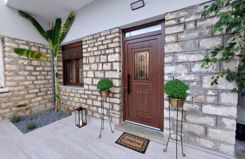 Preveza House | Stone-built 80 m2 2bedroom villa in Preveza center with private garden & Parking