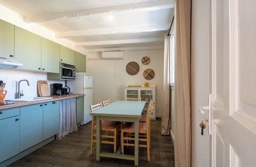 La Roque-sur-Pernes Condo | Stone house T3 in a tourist residence