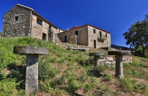 A Caniza Cottage | Stone house next to a vineyard for 2 people. Pets welcome.
