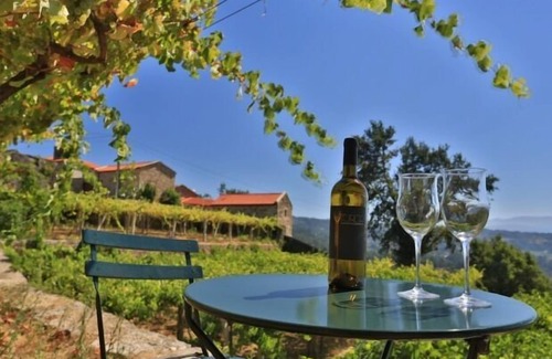 A Caniza Cottage | Stone house next to a vineyard for 2 people. Pets welcome.