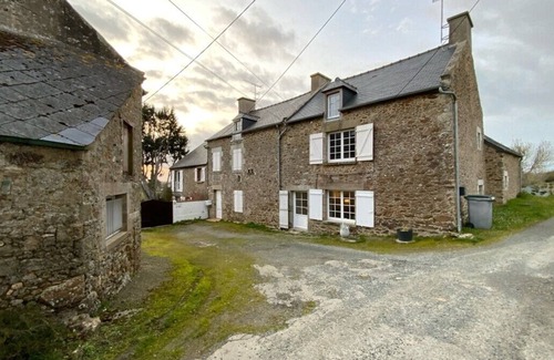 Pleurtuit House | Stone house renovated on 3 levels combining stone and modern material
