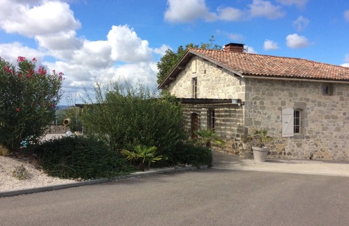 Clermont-Dessous House | Stone house with pool