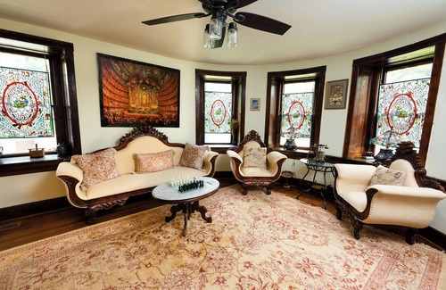 Lovettsville Bed & Breakfast | Stone Manor Boutique Inn - Country Manor with Breathtaking Gardens and Event