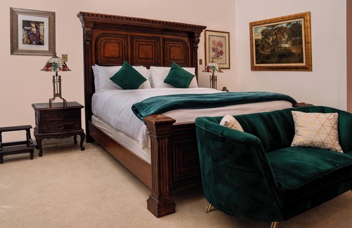 Lovettsville Bed & Breakfast | Stone Manor Boutique Inn - Country Manor with Breathtaking Gardens and Event