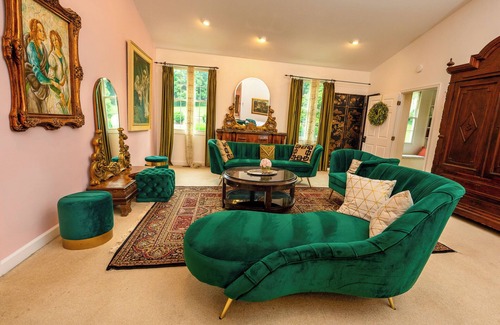 Lovettsville Bed & Breakfast | Stone Manor Boutique Inn - Country Manor with Breathtaking Gardens and Event
