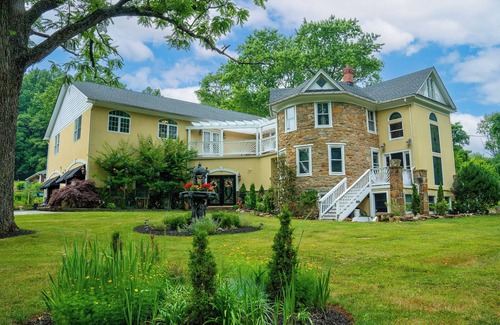 Lovettsville Bed & Breakfast | Stone Manor Boutique Inn - Country Manor with Breathtaking Gardens and Event