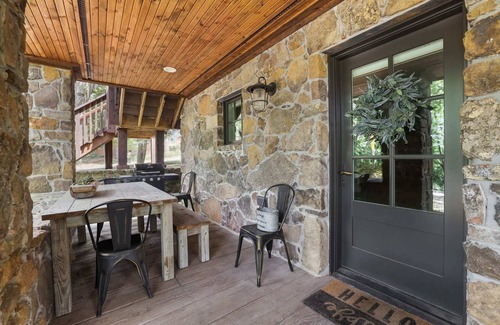 Fayetteville Apartment | Stone Park Cottage - Downtown - 1 mi to UofA