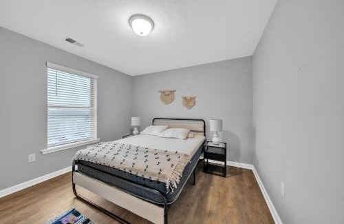 New Albany Apartment | Stonecrest 910, 2bd Apt I Free Parking I Pool