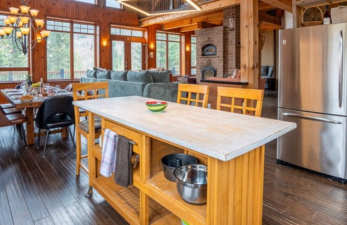 Stoneham-et-Tewkesbury Cottage | Stoneham's St-Évasion/25 min from Quebec - SPA for 9 - Billiards - Waterfront