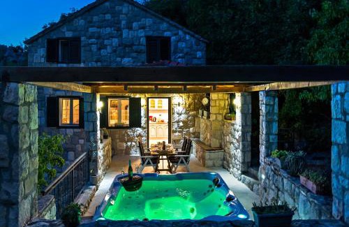 Omis Villa | Stonehouse Korlat with open-air jacuzzi