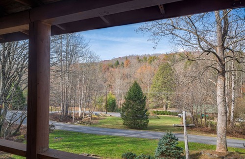 Hendersonville Cabin | Stoneledge Cabin:Romantic Log Cabin, Hot Tub, Creek, Stone Fireplace, WiFi, ROKU