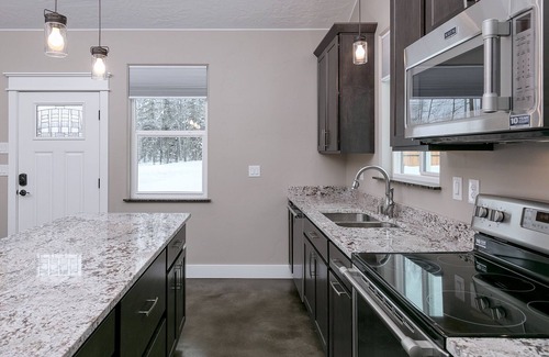Wasilla Cottage | Stoneridge Place Cottage #1 - Vacation or Executive Retreat 1Br 1Ba Garage!