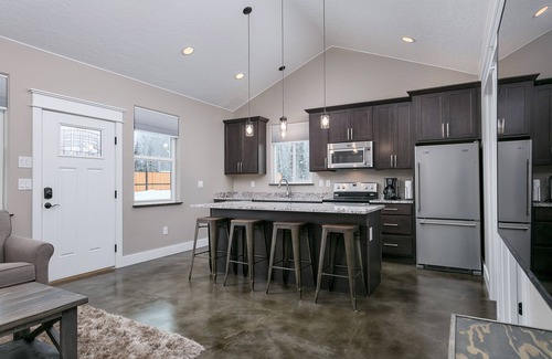 Wasilla Cottage | Stoneridge Place Cottage #1 - Vacation or Executive Retreat 1Br 1Ba Garage!