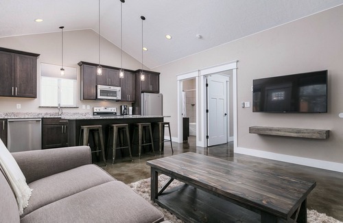 Wasilla Cottage | Stoneridge Place Cottage #4 - Vacation or Executive Retreat 1Br 1Ba Garage!