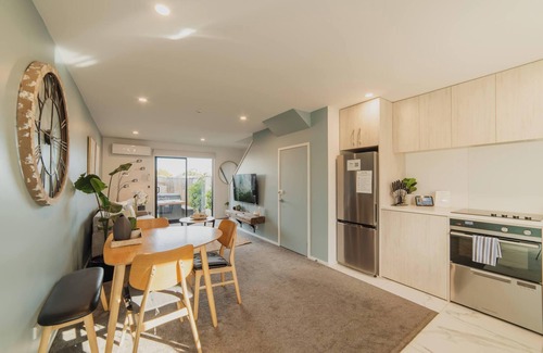 Addington House | Stones Throw From the Stadium & Hot Tub