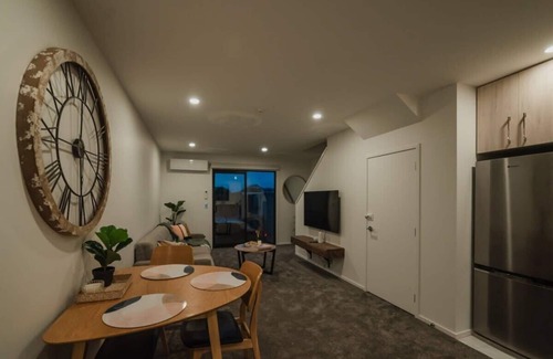 Addington House | Stones Throw From the Stadium & Hot Tub