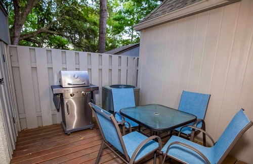 Folly Field Condo | Stone’s Throw Villas | Pool & Alfresco Dining | 5-Minute Walk to Beach