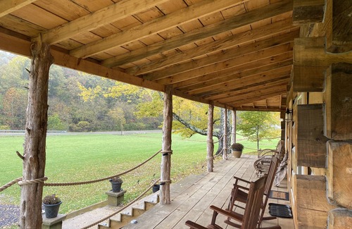Madison Cabin | Stoney Creek - Sit back and unwind