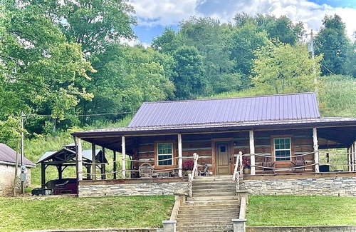 Madison Cabin | Stoney Creek - Sit back and unwind