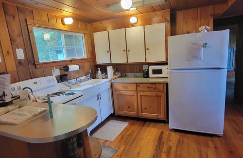 Escanaba Cabin | Stonington Clearview Cottage: Fall Colors & Crisp Air – Your Perfect Lakefront Escape